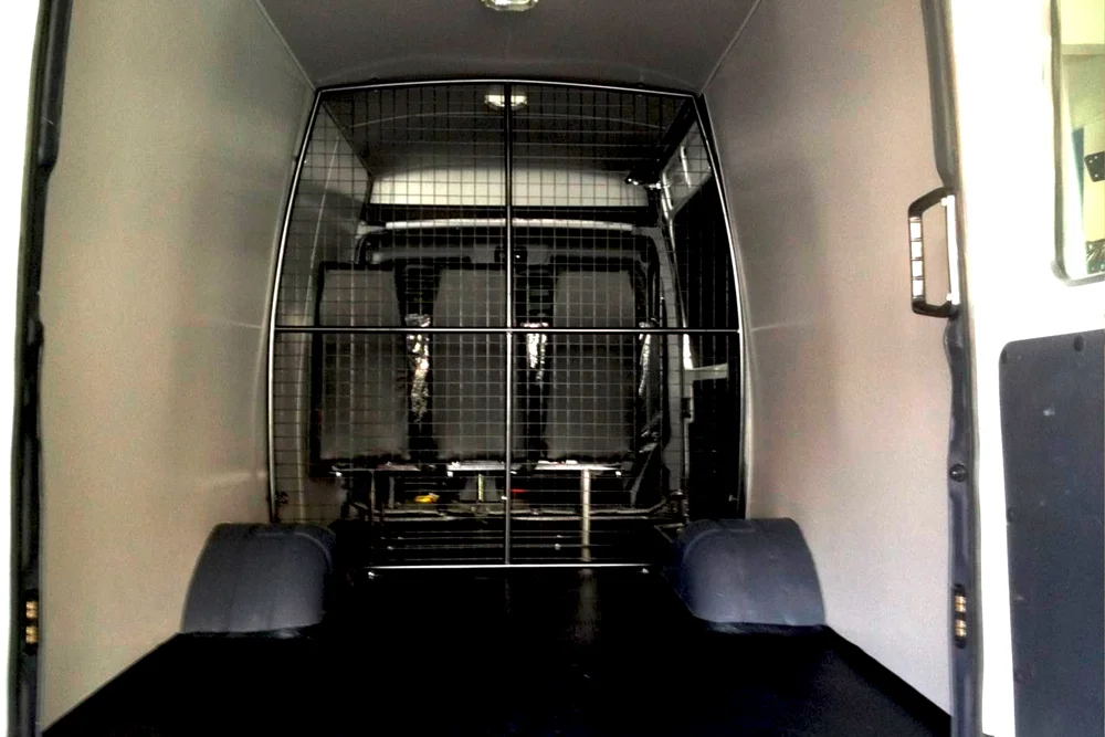 instalacion de divisores en nuestro taller mecanico para vehiculos utilitarios